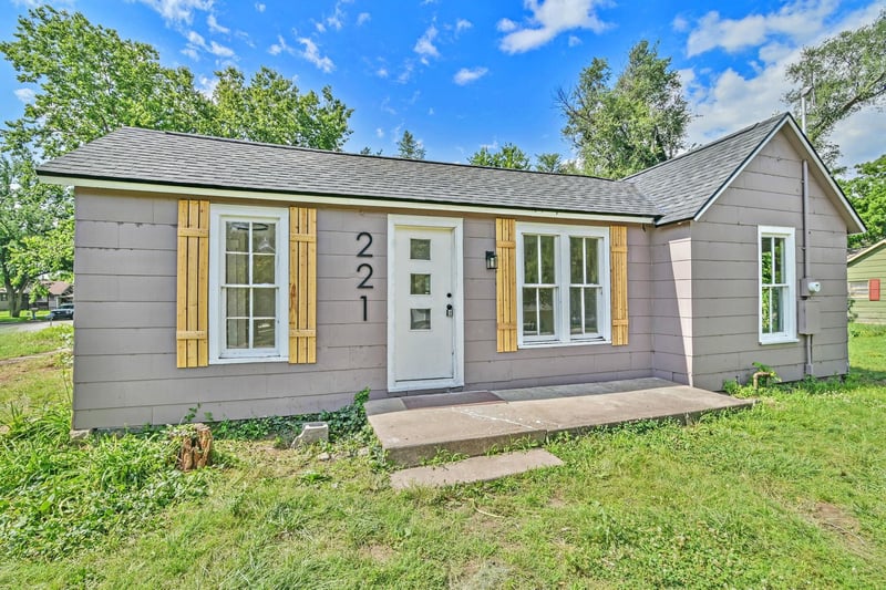221 E 2nd, Halstead, KS 67056