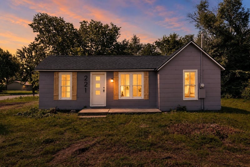 221 E 2nd, Halstead, KS 67056