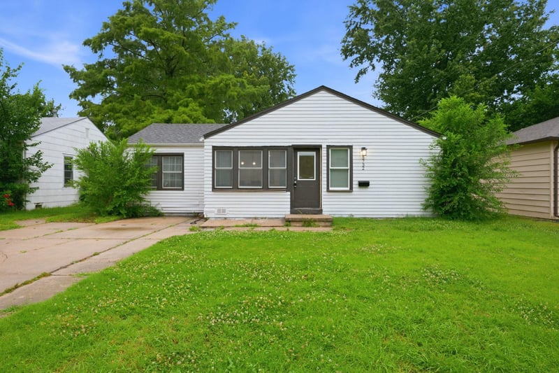 5732 E Castle Dr, Wichita, KS 67218