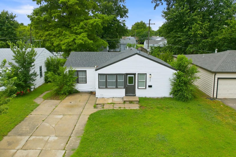 5732 E Castle Dr, Wichita, KS 67218