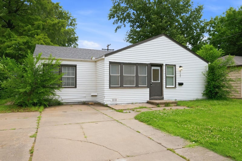 5732 E Castle Dr, Wichita, KS 67218