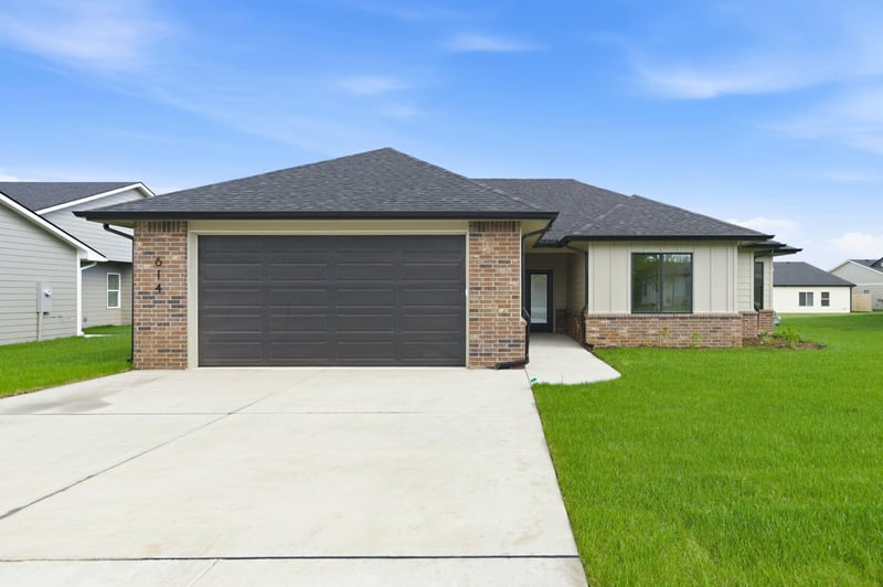 614 Elmwood St, Park City, KS 67147-1124