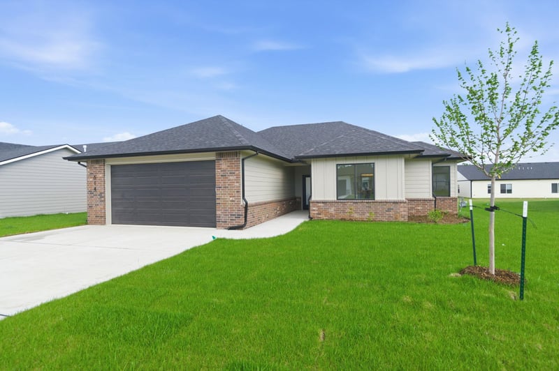 614 Elmwood St, Park City, KS 67147-1124