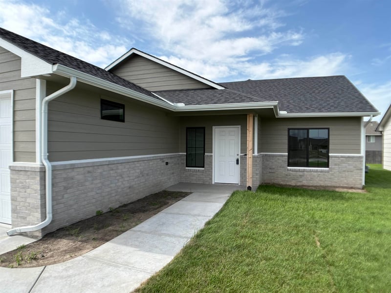 8980 Forbes Cir, Bel Aire, KS 67226
