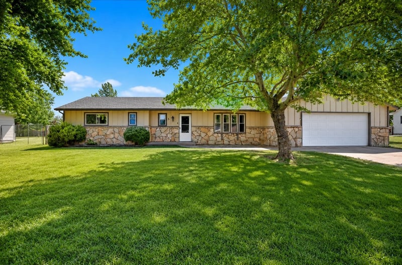 504 Ridge Way Rd, Rose Hill, KS 67133