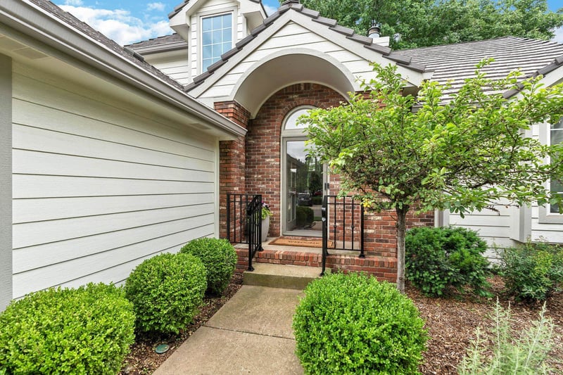 8909 Bradford Cir, Wichita, KS 67206