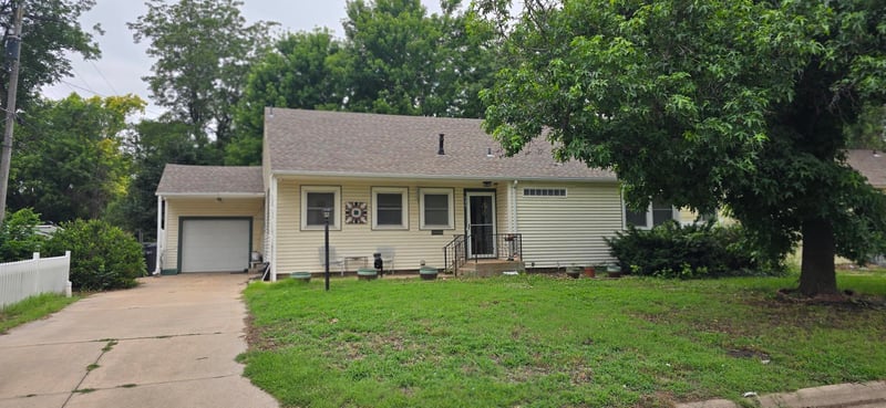 525 Santa Fe St, Newton, KS 67114