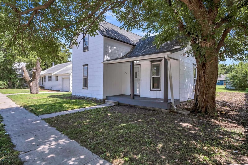 209 Amos , Hesston, KS 67062