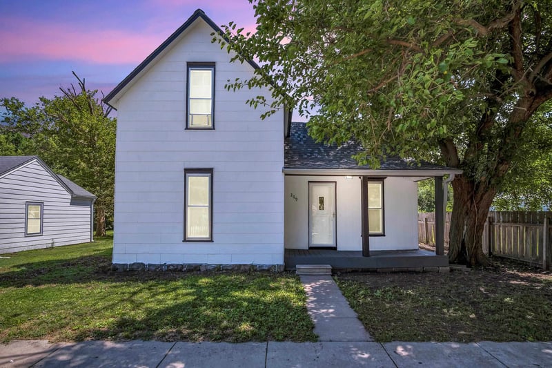 209 Amos , Hesston, KS 67062