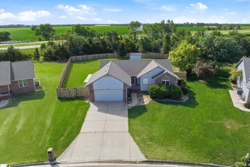 851 Meadowlark Ln, Newton, KS 67114