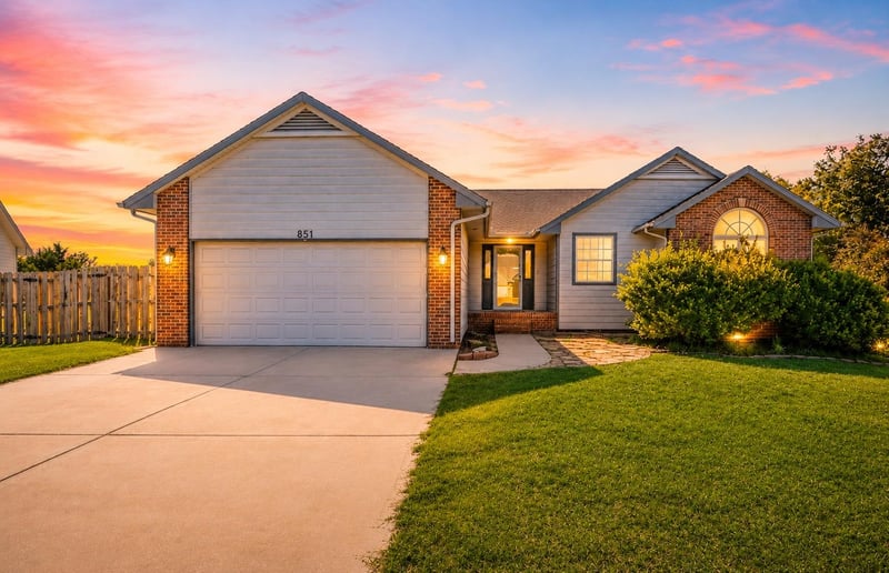851 Meadowlark Ln, Newton, KS 67114