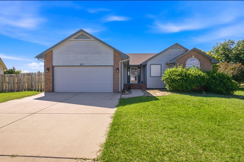 851 Meadowlark Ln, Newton, KS 67114