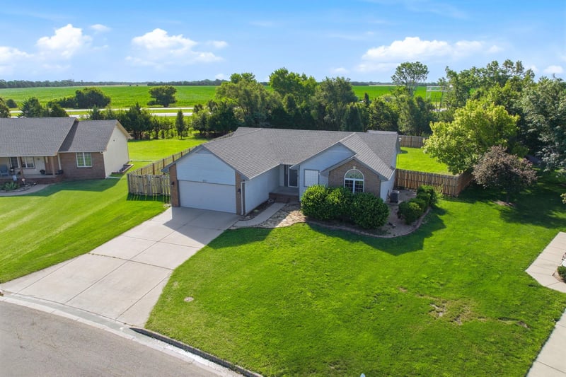 851 Meadowlark Ln, Newton, KS 67114