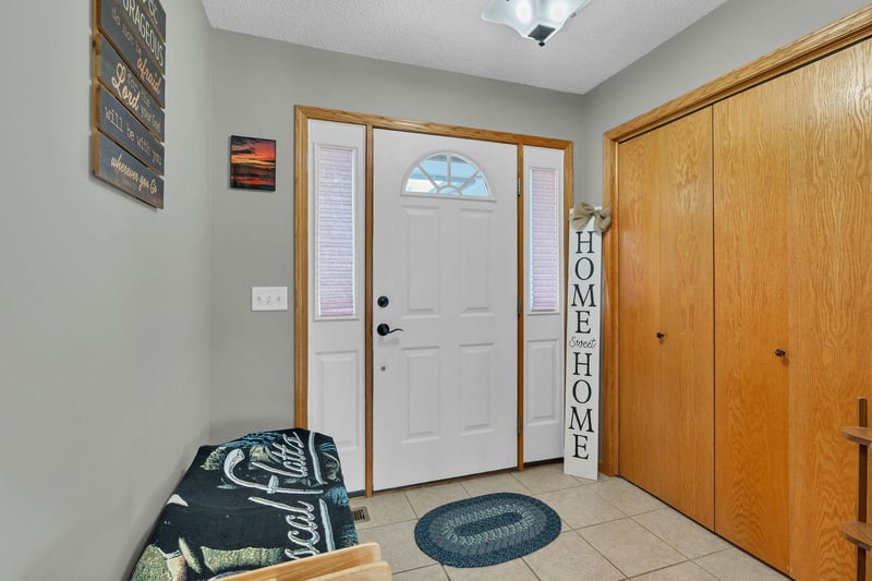 851 Meadowlark Ln, Newton, KS 67114