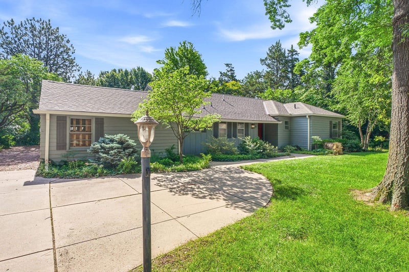 64 Stratford Rd, Eastborough, KS 67207-1019