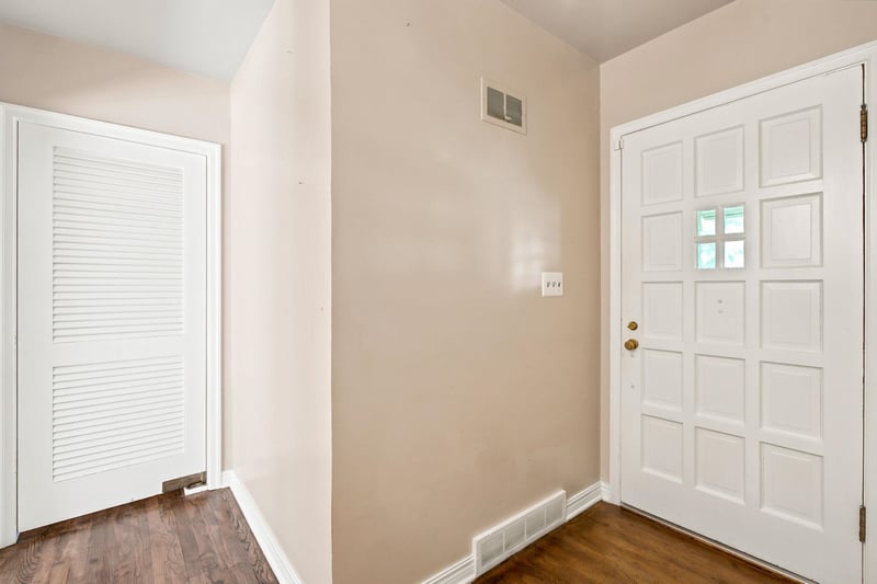 64 Stratford Rd, Eastborough, KS 67207-1019
