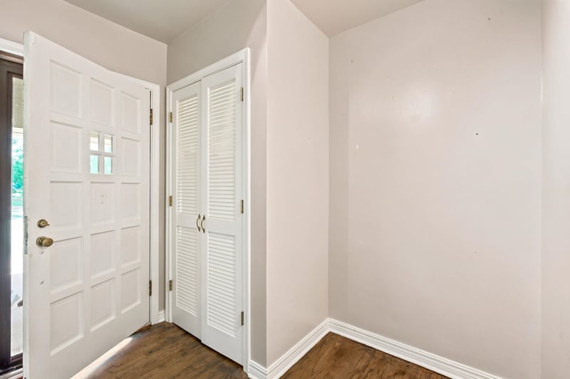 64 Stratford Rd, Eastborough, KS 67207-1019