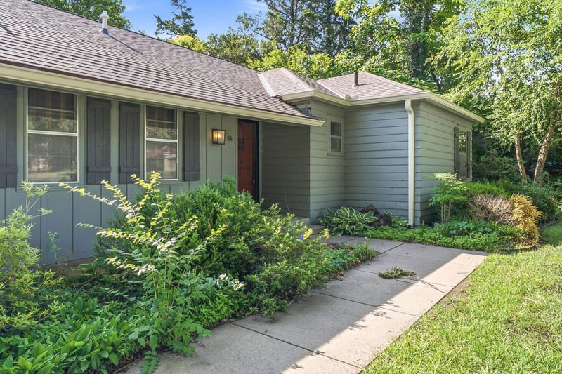 64 Stratford Rd, Eastborough, KS 67207-1019