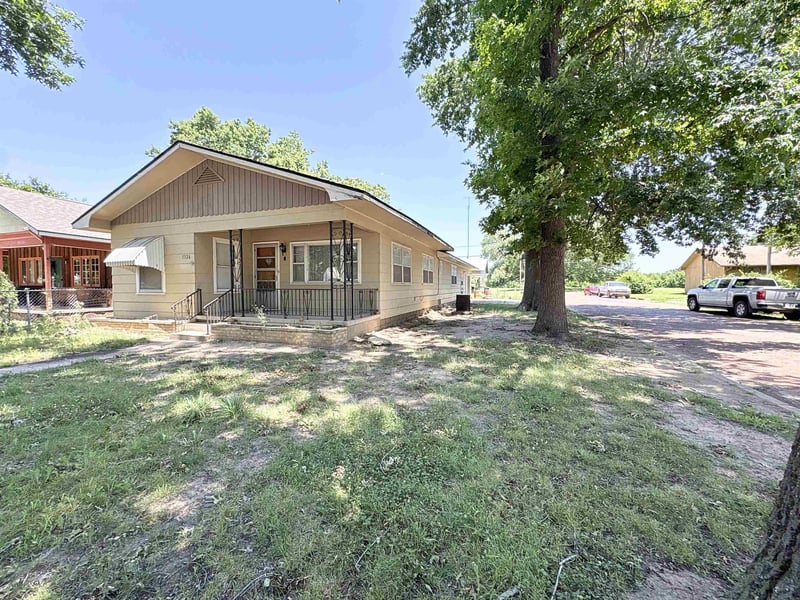 1326 C St, Arkansas City, KS 67005