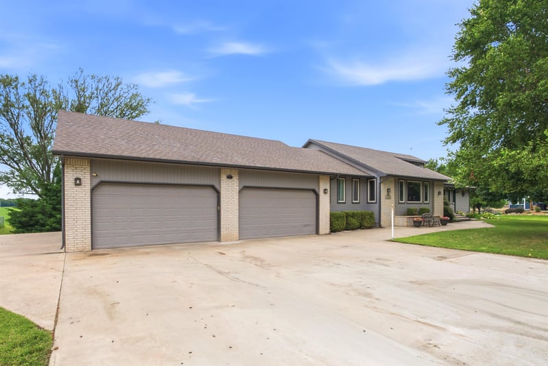 405 Riverview St, Douglass, KS 67039-9402