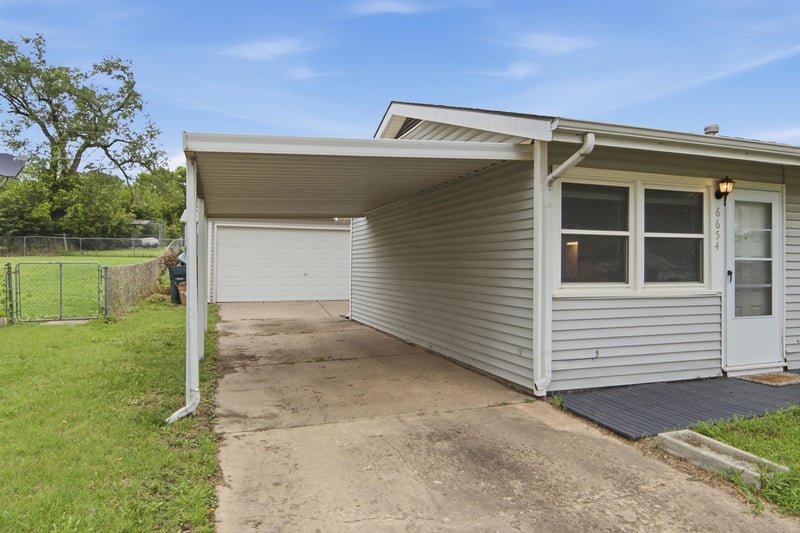 6654 N Longmont St, Park City, KS 67219