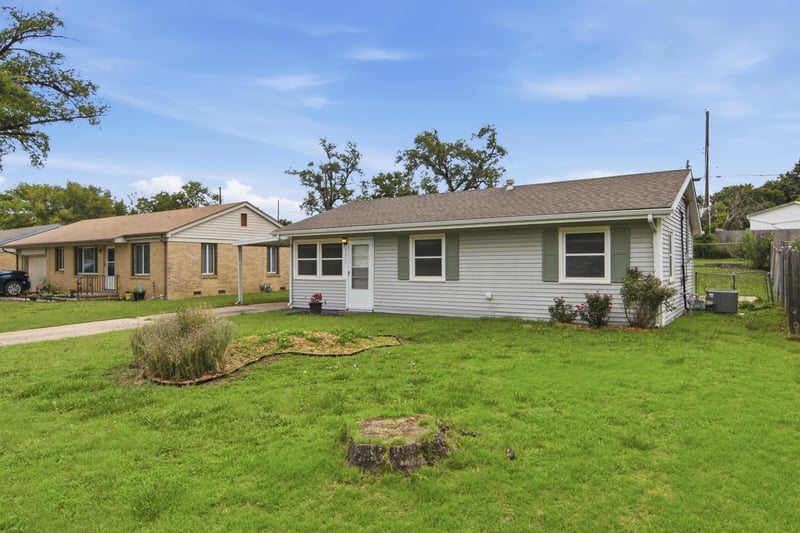 6654 N Longmont St, Park City, KS 67219