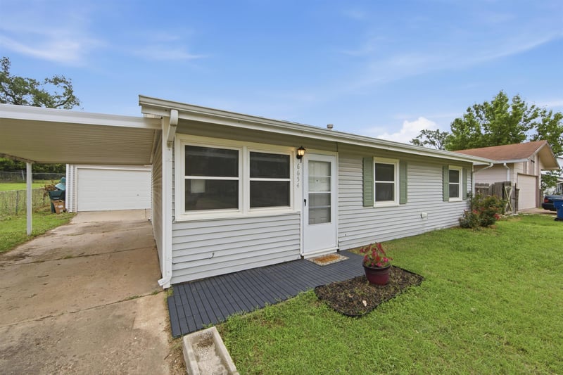 6654 N Longmont St, Park City, KS 67219