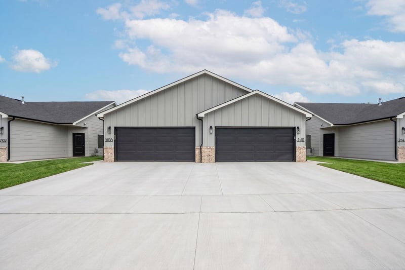 2108-2110 Plaza Ct, Haysville, KS 67060