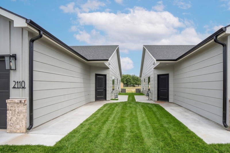 2108-2110 Plaza Ct, Haysville, KS 67060