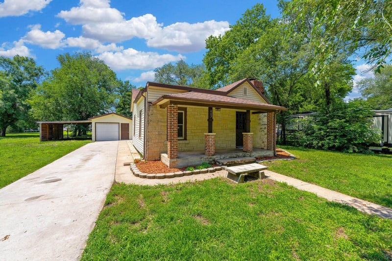 407 - 405 Lincoln , Belle Plaine, KS 67013