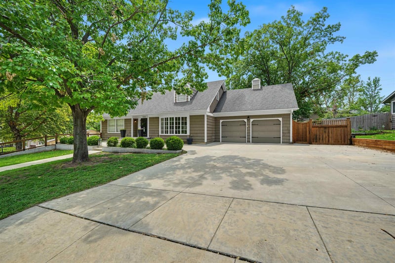 2226 Melrose Ln, Salina, KS 67401