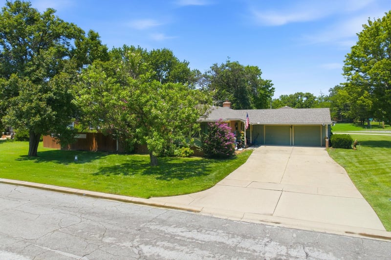 3075 W River Park Dr, Wichita, KS 67203-2080