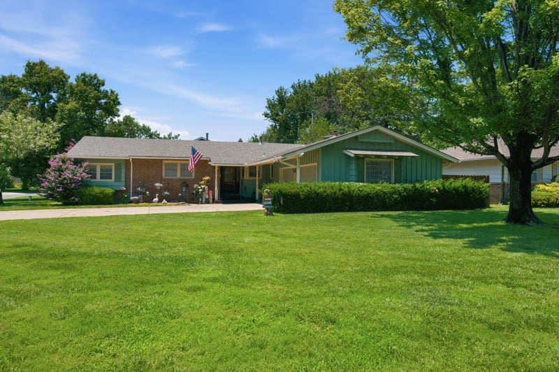 3075 W River Park Dr, Wichita, KS 67203-2080