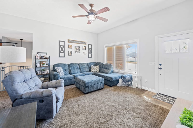 610 Quail Hollow Dr, Salina, KS 67401