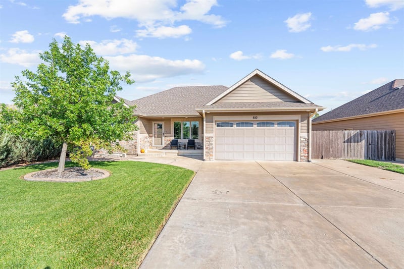 610 Quail Hollow Dr, Salina, KS 67401