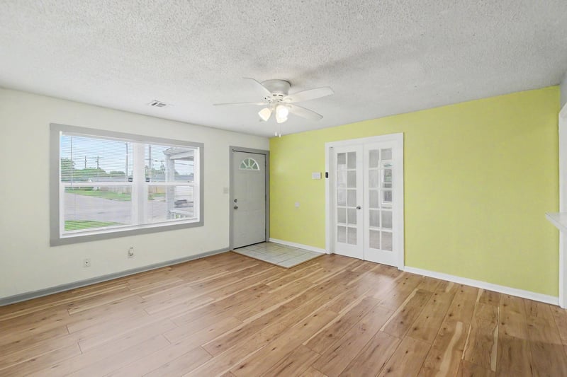 2154 Seneca St, Wichita, KS 67213