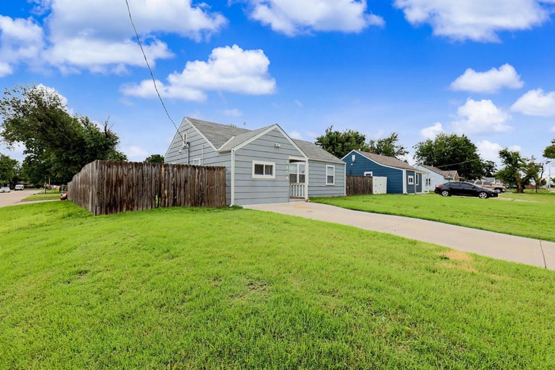 2154 Seneca St, Wichita, KS 67213
