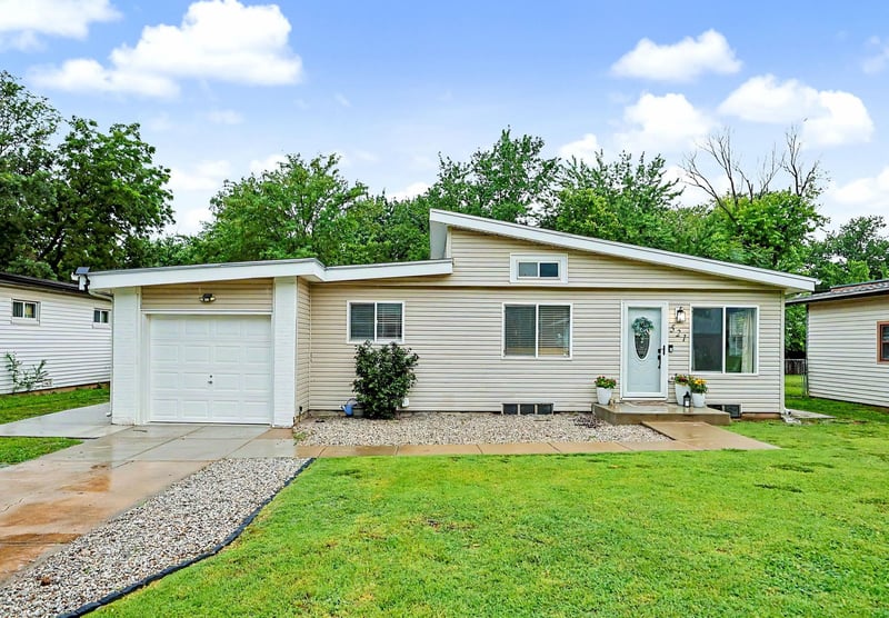 521 S Westview Dr, Derby, KS 67037