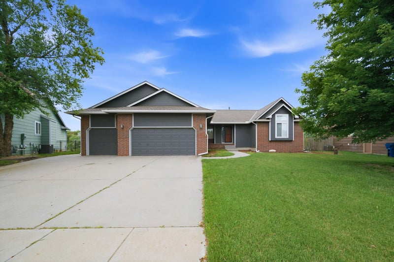 715 Rolling View Dr, Park City, KS 67147