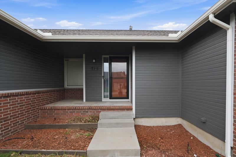 715 Rolling View Dr, Park City, KS 67147