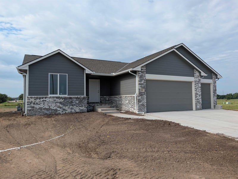 219 Summer Dr, Newton, KS 67114