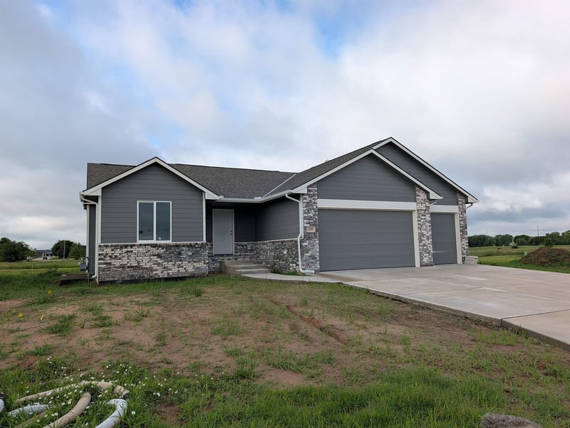 219 Summer Dr, Newton, KS 67114