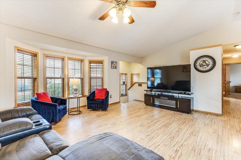 2049 S Crestline Ct, Wichita, KS 67209