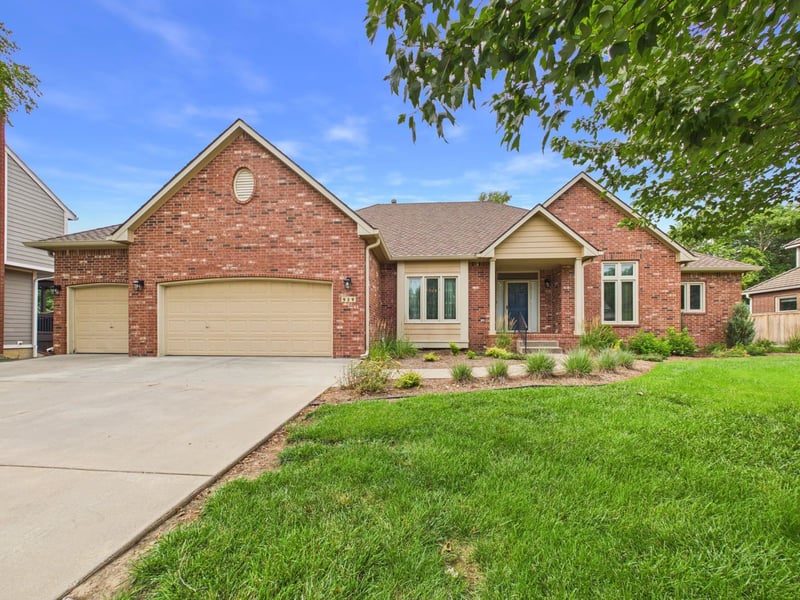 939 Woodridge Ct, Wichita, KS 67206