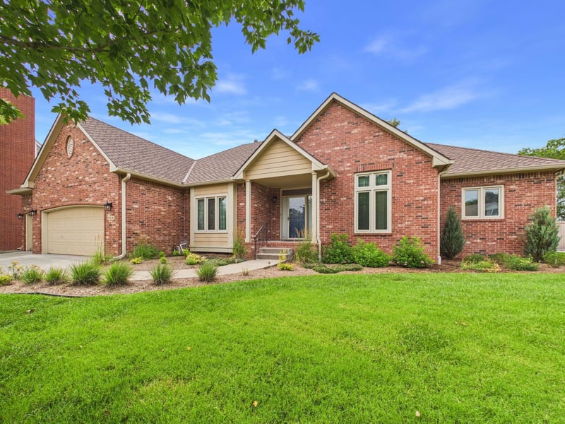 939 Woodridge Ct, Wichita, KS 67206