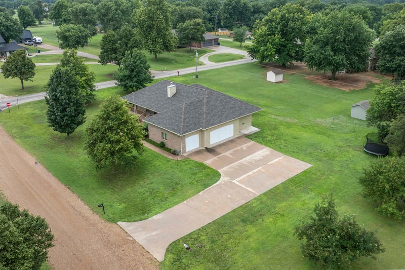 805 Oaklawn Dr, Parkerfield, KS 67005