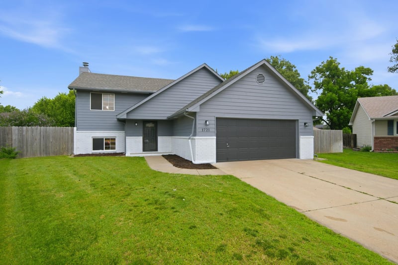 1721 N Redbarn Cir, Wichita, KS 67212