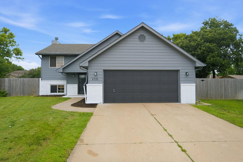 1721 N Redbarn Cir, Wichita, KS 67212