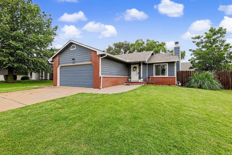 214 Country Walk, Mulvane, KS 67110