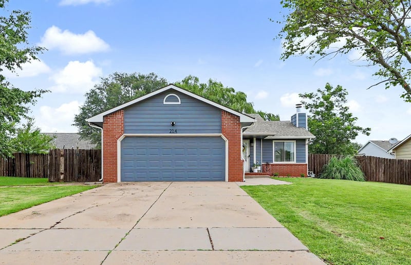 214 Country Walk, Mulvane, KS 67110
